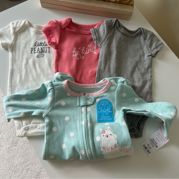 Newborn bundle, new and never washed or worn - Picture 2 of 5